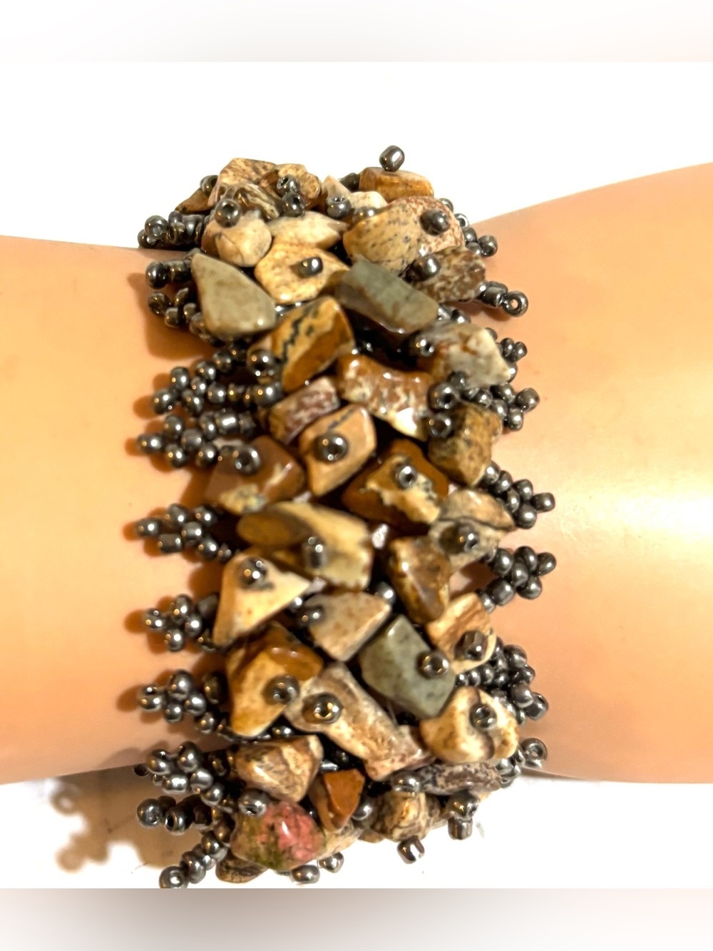 Fashion Jewelry Earth-Tone Natural Stone Chip Bracelet with Metallic Accents